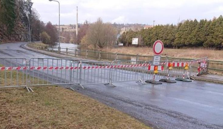 Silnice vedoucí ke Kovofiniši v Ledči je stále uzavřená. Odborné zajištění skály vyjde na 20 milionů korun