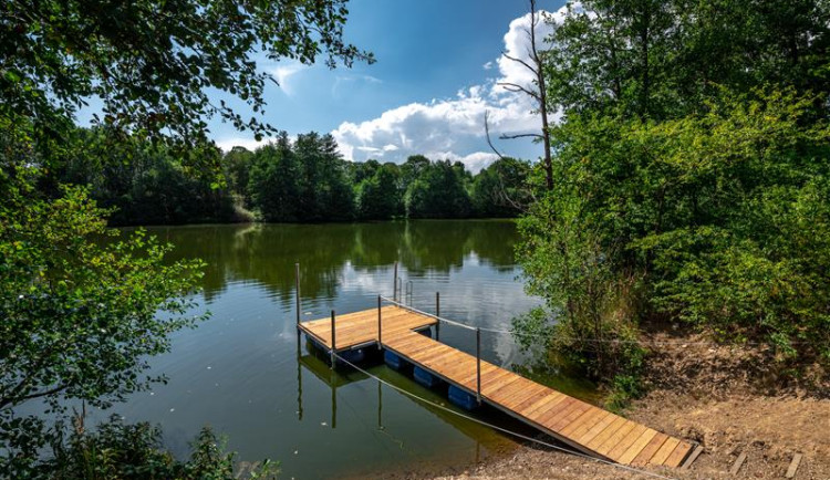 Rybník Borovinka už má nové molo. Náklady nepřesáhly 50 tisíc korun