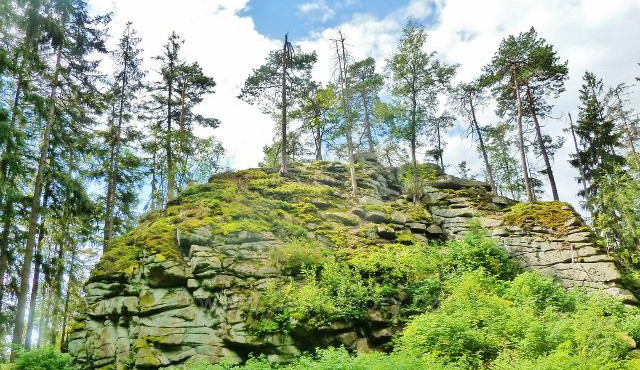 Jedenáctka skalních mís ve Žďárských vrších s vyhlídkou na Čtyři palice i údolí Svratky