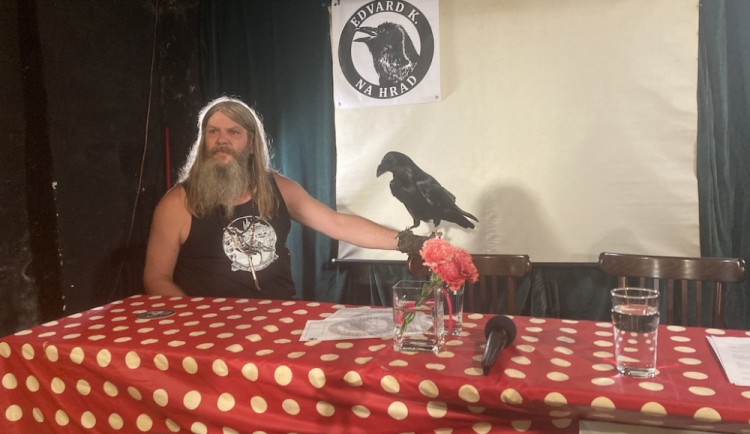 Nekouřím, nepiju a mám hnízdo bez dotací, tvrdí opeřený kandidát na prezidenta 