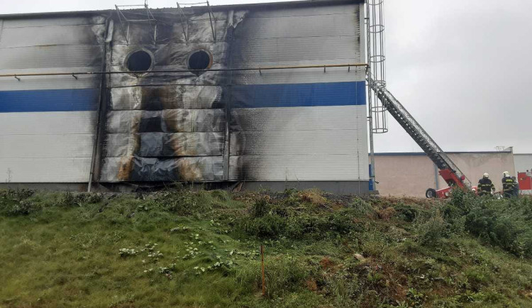 V Ledči hořel sklad chemikálií, byl vyhlášen druhý stupeň poplachu. Škoda je 5 milionů korun