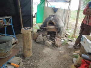 Úctyhodných 1400 stupňů. Na louce na kraji Brodu se opět roztopí středověká sklářská pec