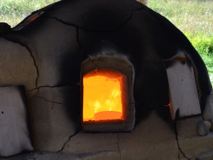 Úctyhodných 1400 stupňů. Na louce na kraji Brodu se opět roztopí středověká sklářská pec