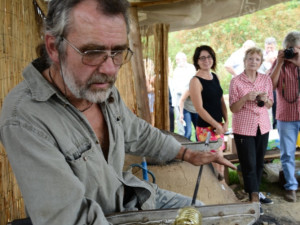 Úctyhodných 1400 stupňů. Na louce na kraji Brodu se opět roztopí středověká sklářská pec