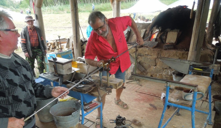 Úctyhodných 1400 stupňů. Na louce na kraji Brodu se opět roztopí středověká sklářská pec