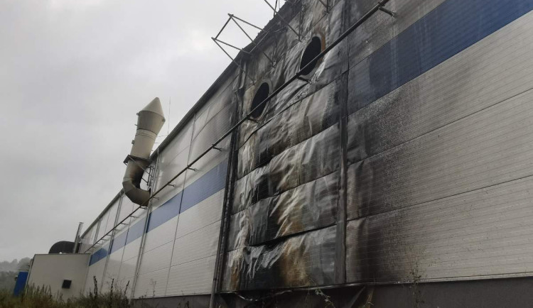 Příčinu požáru v Ledči hasiči ještě nestanovili, možná je technická závada. Škoda se dostala na 100 milionů