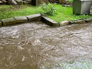 Zaplavená louka u domu Miroslava Poula v Pavlově na Pelhřimovsku