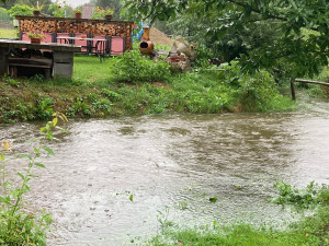 Zaplavená louka u domu Miroslava Poula v Pavlově na Pelhřimovsku