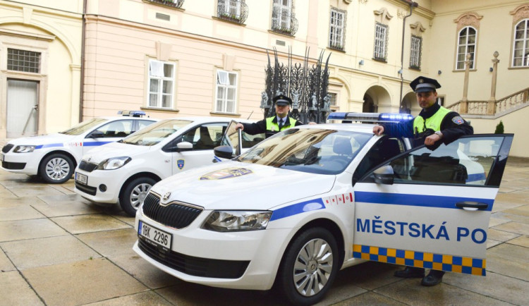 Muž v Brně chtěl strážníkům sebrat mixážní pult a mikrofony. Nenechali ho