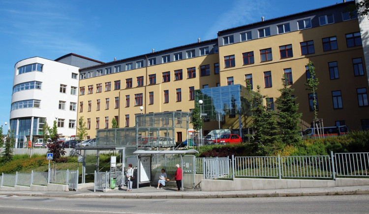 Nemocnice Pelhřimov zakázala návštěvy na oddělení dlouhodobě nemocných. Kvůli covidu mezi pacienty
