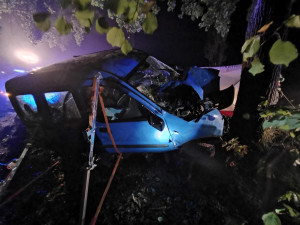 Úterní tragická nehoda. Nepřipoutaný řidič ve vysoké rychlosti nezvládl zatáčku a narazil do stromu, říká policie