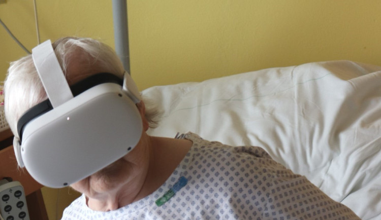 V posteli na koncert nebo na procházku po Praze? Jihlavská nemocnice na geriatrii a onkologii nabízí virtuální realitu