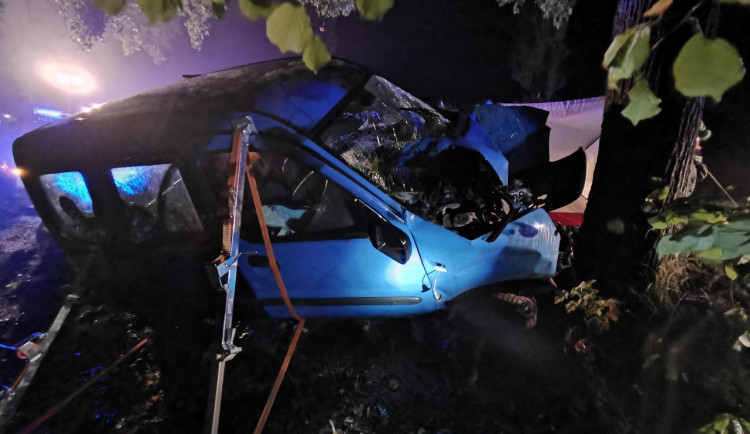 Úterní tragická nehoda. Nepřipoutaný řidič ve vysoké rychlosti nezvládl zatáčku a narazil do stromu, říká policie