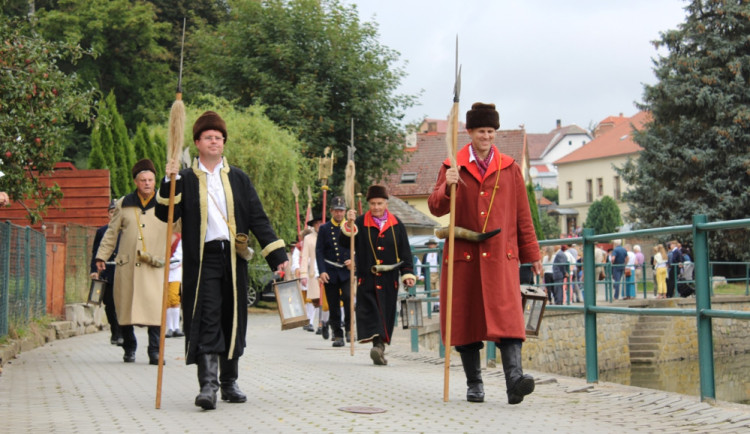 FOTO, VIDEO: Brtnice si připomněla morovou epidemii. V průvodu šlo přes 200 kostýmovaných postav