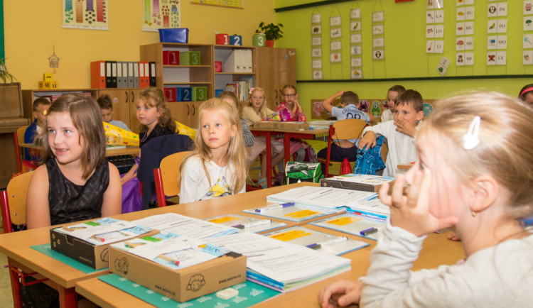 PŘEHLED: Do škol v kraji nastoupí 5650 prvňáčků, z toho 315 jich je z Ukrajiny. Na kdy vychází prázdniny?