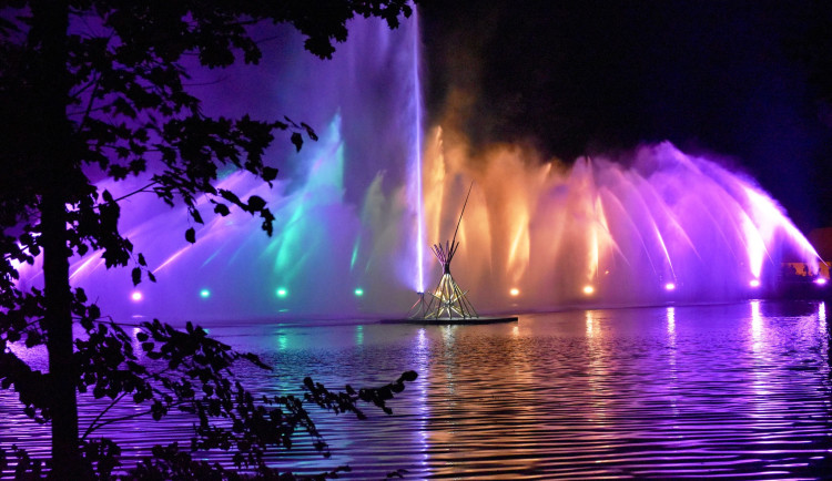 Hasiči vytvořili na hladině rybníka ve Žďáru fontánu. Podívejte se na fotky z příprav i samotného vystoupení