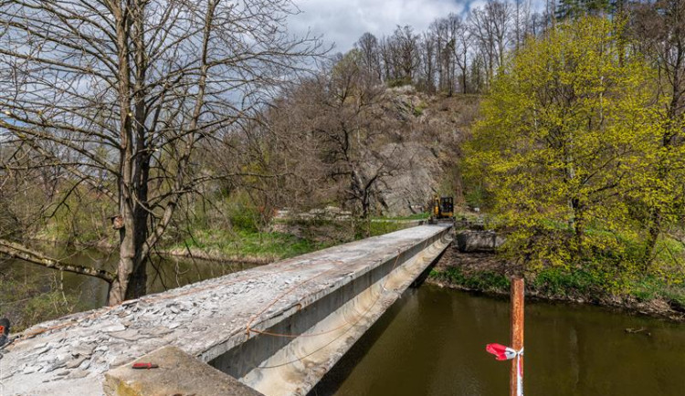 Za více peněz a později. Opravu lávky v Heleníně doprovázejí problémy s dodavatelem 