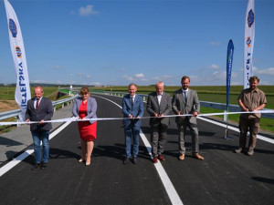 FOTO: Lukavec slaví. Po 15 letech byl dokončen obchvat, už po něm projeli první řidiči