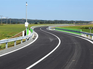 FOTO: Lukavec slaví. Po 15 letech byl dokončen obchvat, už po něm projeli první řidiči