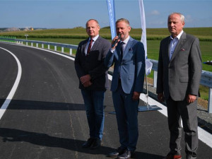 FOTO: Lukavec slaví. Po 15 letech byl dokončen obchvat, už po něm projeli první řidiči