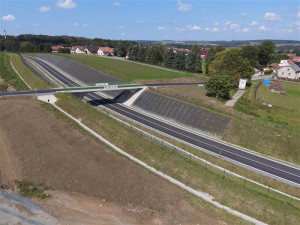 FOTO: Lukavec slaví. Po 15 letech byl dokončen obchvat, už po něm projeli první řidiči