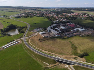 FOTO: Lukavec slaví. Po 15 letech byl dokončen obchvat, už po něm projeli první řidiči