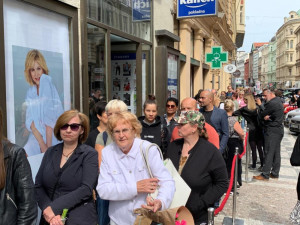 VIDEO: Stovky lidí stojí frontu na poslední rozloučení s Hanou Zagorovou