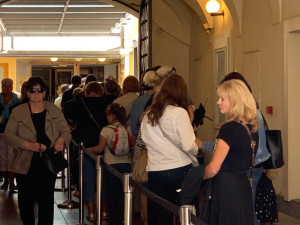 VIDEO: Stovky lidí stojí frontu na poslední rozloučení s Hanou Zagorovou