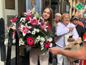 VIDEO: Stovky lidí stojí frontu na poslední rozloučení s Hanou Zagorovou