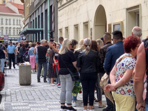 VIDEO: Stovky lidí stojí frontu na poslední rozloučení s Hanou Zagorovou