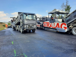 Opravy na jihlavském přivaděči pokračují, teď se pokládá nový asfalt. Denně ho tam padnou dva tisíce tun