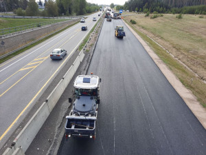Opravy na jihlavském přivaděči pokračují, teď se pokládá nový asfalt. Denně ho tam padnou dva tisíce tun