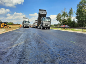 Opravy na jihlavském přivaděči pokračují, teď se pokládá nový asfalt. Denně ho tam padnou dva tisíce tun