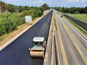 Opravy na jihlavském přivaděči pokračují, teď se pokládá nový asfalt. Denně ho tam padnou dva tisíce tun