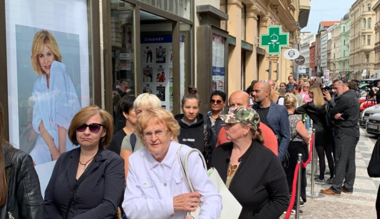 Stovky lidí stojí frontu na poslední rozloučení s Hanou Zagorovou