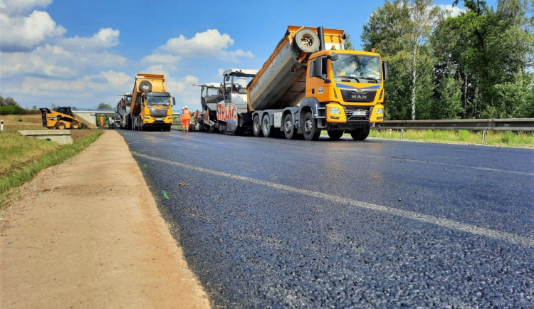 Opravy na jihlavském přivaděči pokračují, teď se pokládá nový asfalt. Denně ho tam padnou dva tisíce tun
