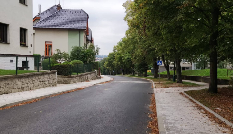 Ulicí Jiřího z Poděbrad se po necelých čtyřech letech projela auta. Ta doba je absurdní, ale město za ni nemůže, říká radní