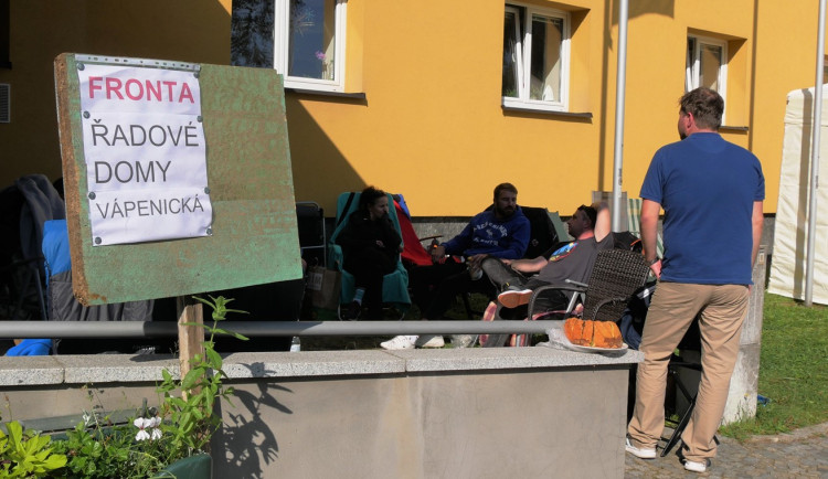 O parcely ve Žďáru je velký zájem, lidé tam čekají s týdenním předstihem. Pravidla ve frontě jsme si stanovili sami, říká zájemkyně