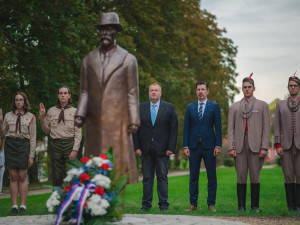 Park v Třebíči nově střeží socha Masaryka. Nestojí na podstavci, na zemi je lidem blíž, říká autorka