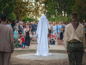 Park v Třebíči nově střeží socha Masaryka. Nestojí na podstavci, na zemi je lidem blíž, říká autorka