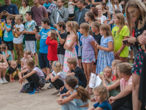 Park v Třebíči nově střeží socha Masaryka. Nestojí na podstavci, na zemi je lidem blíž, říká autorka