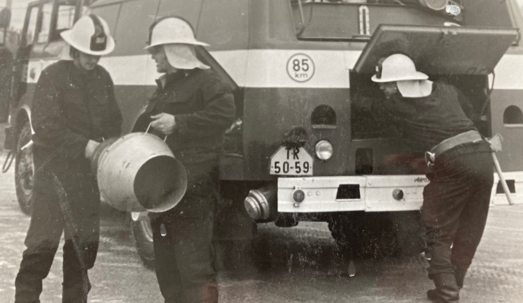 Hasiči v Dukovanech dnes měli slavnostní nástup. Od první směny uplynulo už 40 let