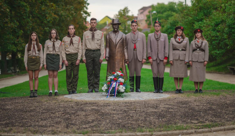Park v Třebíči nově střeží socha Masaryka. Nestojí na podstavci, na zemi je lidem blíž, říká autorka