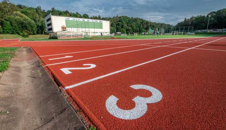 Jihlavský stadion Na Stoupách má novou atletickou dráhu, v plánu je letos i výměna fotbalového trávníku