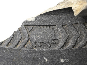 Opravovaný dům na náměstí v Jihlavě přinesl další unikátní objev. Střep s motivem ježka