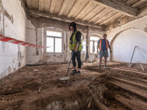 Opravovaný dům na náměstí v Jihlavě přinesl další unikátní objev. Střep s motivem ježka