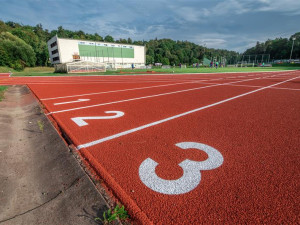 Jihlavský stadion Na Stoupách má novou atletickou dráhu, v plánu je letos i výměna fotbalového trávníku