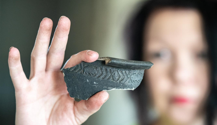 Střep keramické nádoby s ježkem