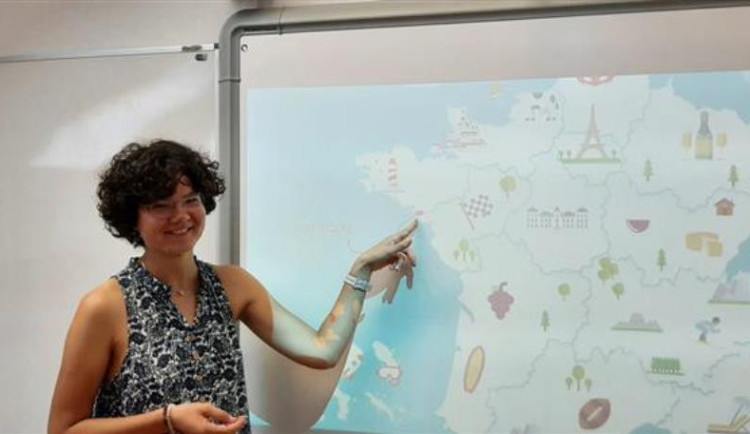 Francouzština s rodilou mluvčí. Studenty na šest středních školách Vysočiny bude učit Kelly Priour