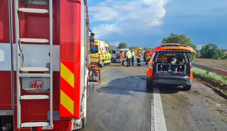 Dálnici za Brnem uzavřela nehoda tří aut, zraněné jsou i děti